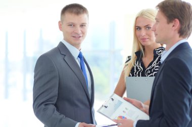 İş adamları toplantıdan sonra el sıkışıyor .