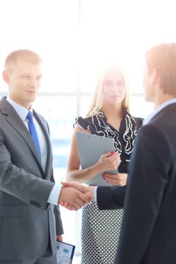 İş kadını ofiste tokalaşıyor