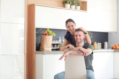 Güzel genç çift evde mutfakta eğleniyor.