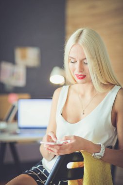 Kadın tasarımcı ofis cep telefonu kullanma