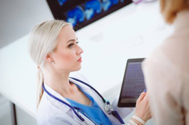 Doktor ve hasta masada otururken bir şey tartışıyorlar. Tıp ve sağlık hizmetleri kavramı. Doktor ve hasta.