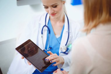 Doktor ve hasta masada otururken bir şey tartışıyorlar. Tıp ve sağlık hizmetleri kavramı. Doktor ve hasta.