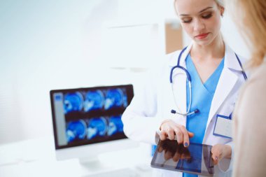 Doktor ve hasta masada otururken bir şey tartışıyorlar. Tıp ve sağlık hizmetleri kavramı. Doktor ve hasta.