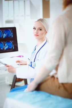 Doktor ve hasta masada otururken bir şey tartışıyorlar. Tıp ve sağlık hizmetleri kavramı. Doktor ve hasta.