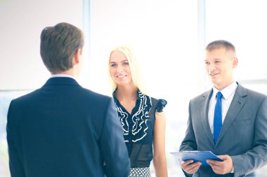 İş kadını ofiste tokalaşıyor