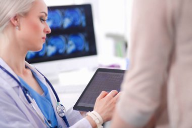 Doktor ve hasta masada otururken bir şey tartışıyorlar. Tıp ve sağlık hizmetleri kavramı. Doktor ve hasta.