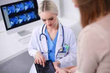 Doktor ve hasta masada otururken bir şey tartışıyorlar. Tıp ve sağlık hizmetleri kavramı. Doktor ve hasta.