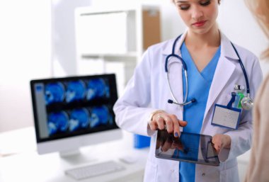 Doktor ve hasta masada otururken bir şey tartışıyorlar. Tıp ve sağlık hizmetleri kavramı. Doktor ve hasta.