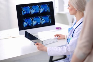 Doktor ve hasta masada otururken bir şey tartışıyorlar. Tıp ve sağlık hizmetleri kavramı. Doktor ve hasta.