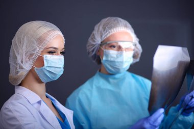Doktor ve hasta masada otururken bir şey tartışıyorlar. Tıp ve sağlık hizmetleri kavramı. Doktor ve hasta.