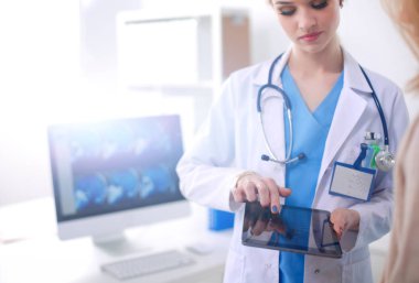 Doktor ve hasta masada otururken bir şey tartışıyorlar. Tıp ve sağlık hizmetleri kavramı. Doktor ve hasta.