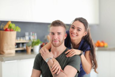 Güzel genç çift evde mutfakta eğleniyor.