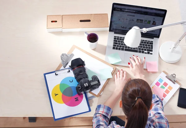 Vrouwelijke fotograaf zitten op het Bureau met de laptop. Vrouwelijke fotograaf — Stockfoto