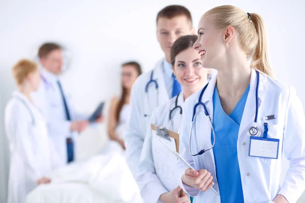 Mujer joven médico sosteniendo una tableta pc. Mujer joven médico . — Foto de Stock