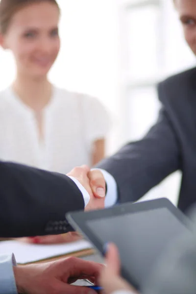 Affärsmän skakar hand, efterbehandling upp ett möte. Affärsmän — Stockfoto