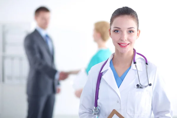 Doctora de pie con carpeta en el hospital. Mujer doctora — Foto de Stock