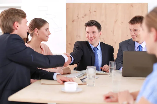 Affärsmän som sitter och diskuterar på affärsmötet — Stockfoto