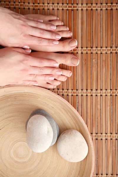 Pflege für schöne Frauenbeine auf dem Boden. schöne Frauenbeine — Stockfoto