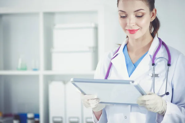 Woman doctor standing with folder at hospital. Woman doctor — Stock Photo, Image