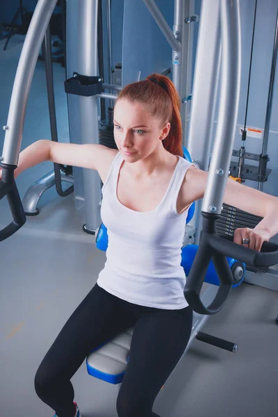 Schöne Mädchen in der Turnhalle, die auf Turnschuhen trainiert. schönes Mädchen — Stockfoto