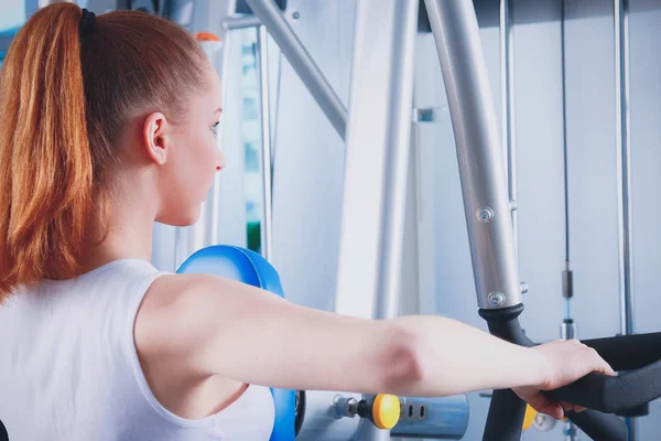 Schöne Mädchen in der Turnhalle, die auf Turnschuhen trainiert. schönes Mädchen — Stockfoto