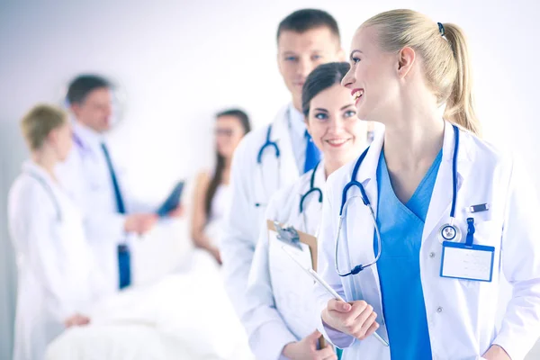 Jovem médico segurando um tablet pc. Jovem médico . — Fotografia de Stock