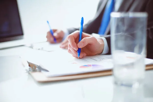 Empresários sentados na mesa no escritório. Empresários — Fotografia de Stock