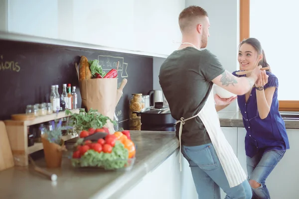 Pareja cocinando juntos en su cocina en casa — Foto de Stock