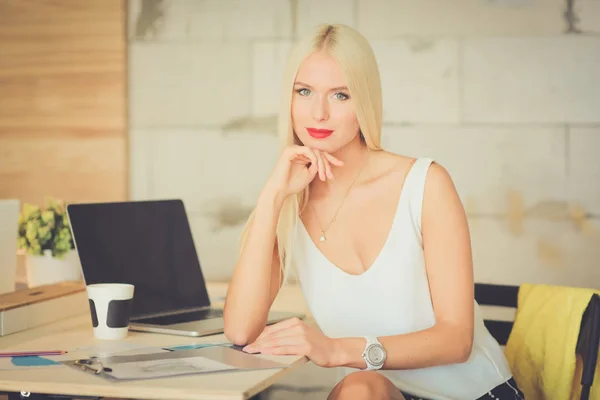 Modeskapare som arbetar i studio sittande på skrivbordet. — Stockfoto