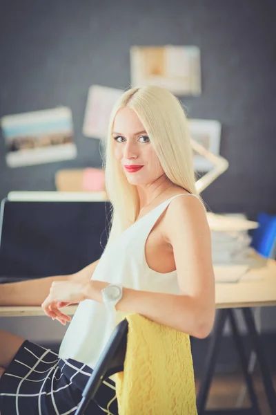 Diseñadores de moda trabajando en el estudio sentados en el escritorio. — Foto de Stock