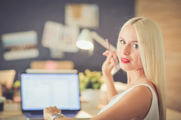 Modeskapare som arbetar i studio sittande på skrivbordet. — Stockfoto