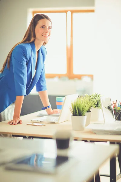 Mulher sentada na mesa com laptop. — Fotografia de Stock