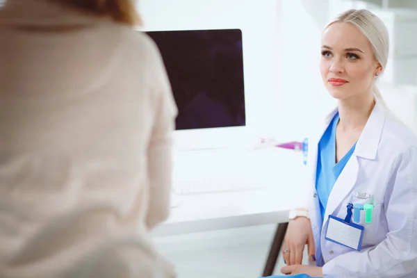 Docteur et patient discutant de quelque chose assis à la table. Concept de médecine et de soins de santé. Médecin et patient — Photo