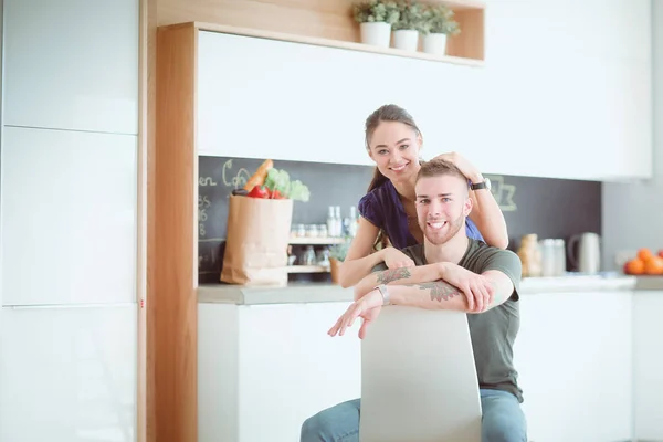 Mooi jong paar is het hebben van plezier in de keuken thuis — Stockfoto