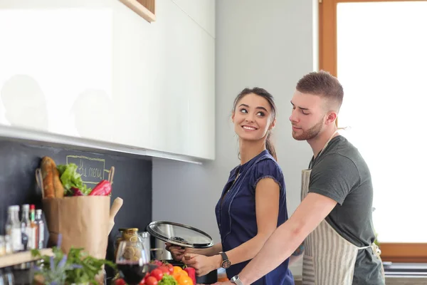 Pareja cocinando juntos en su cocina en casa — Foto de Stock