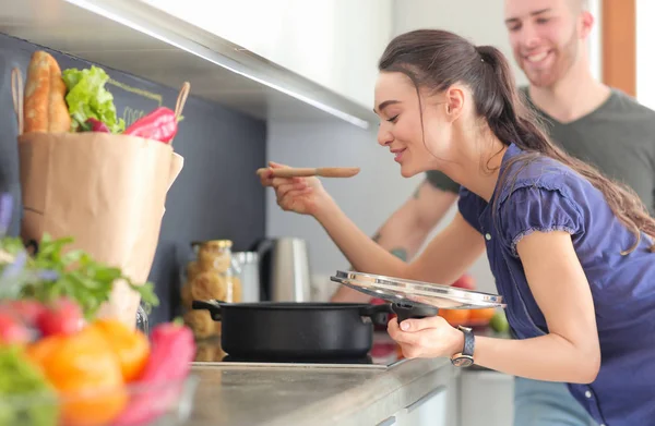 Pareja cocinando juntos en su cocina en casa —  Fotos de Stock