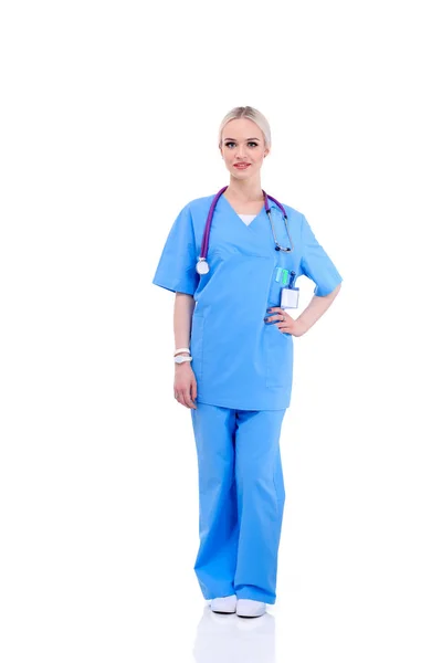 Retrato de doctora de pie contra aislada sobre fondo blanco. Mujer doctora. —  Fotos de Stock
