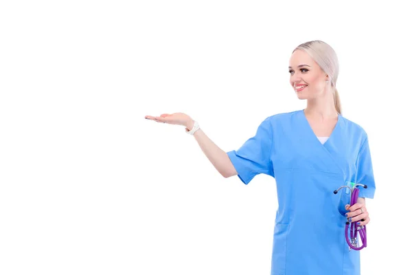 Retrato de una doctora señalando, de cerca, aislada sobre fondo blanco. Mujer doctora —  Fotos de Stock