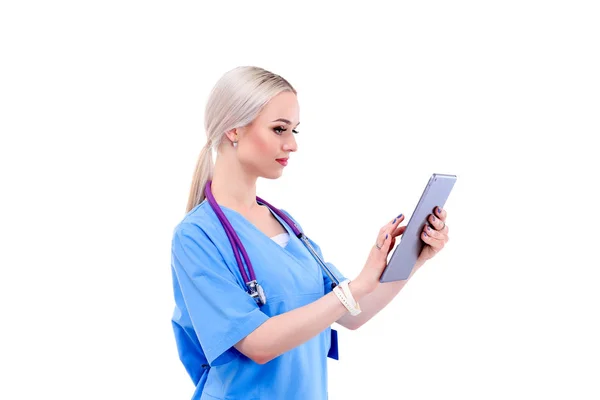 Médico femenino usando una tableta digital y de pie sobre fondo blanco. Mujeres doctores. — Foto de Stock