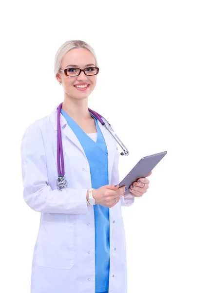 Kvinna läkare med en digital tablett och står på vit bakgrund. Kvinnliga läkare. — Stockfoto