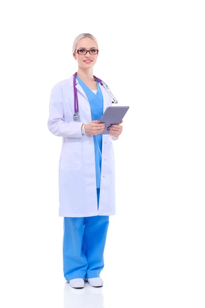 Médico femenino usando una tableta digital y de pie sobre fondo blanco. Mujeres doctores. —  Fotos de Stock