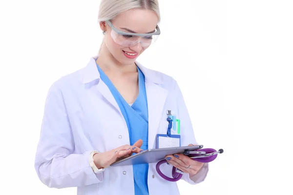 여자 의사가 디지탈 태블릿을 사용하고 하얀 배경에 서 있습니다. 여성 의사들. — 스톡 사진