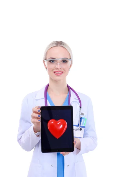 Junge Ärztin mit rotem Herz, isoliert auf weißem Hintergrund. Ärztin — Stockfoto