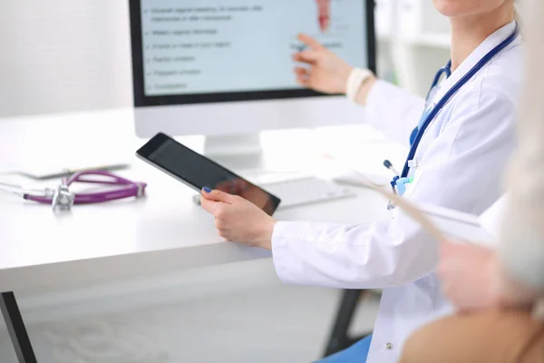 Docteur et patient discutant de quelque chose assis à la table. Concept de médecine et de soins de santé. Médecin et patient — Photo