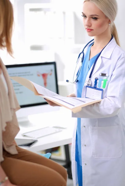 Doctor y paciente discutiendo algo mientras están sentados en la mesa. Concepto de medicina y salud. Médico y paciente — Foto de Stock