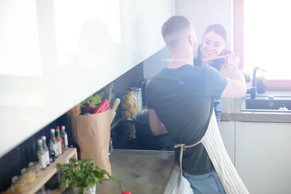 Couple cuisiner ensemble dans leur cuisine à la maison — Photo