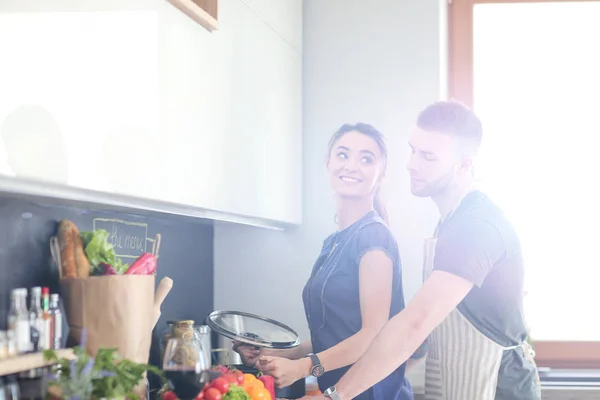 Paar koken samen in hun keuken thuis — Stockfoto