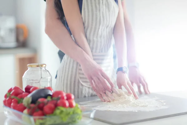 Jong stel bereidde taart staande in de keuken — Stockfoto