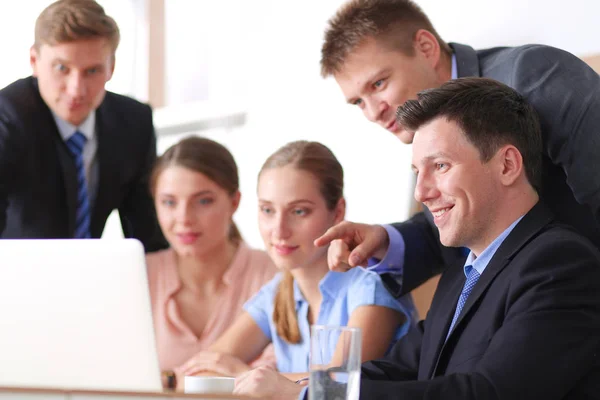 Zakenmensen zitten en discussiëren op zakelijke bijeenkomst — Stockfoto