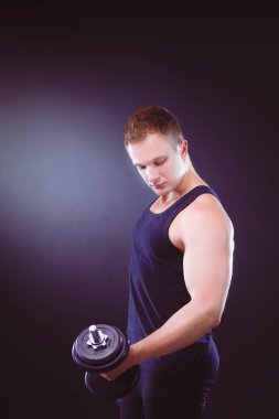 yakışıklı kaslı adam dumbell ile çalışma dışarı